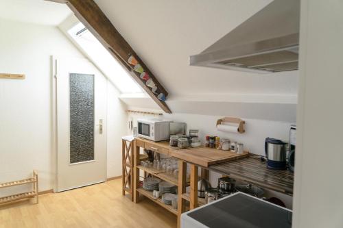 una cucina con bancone e forno a microonde di Haus Alte Schule a Elchweiler