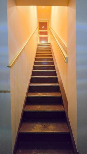 a stairway in an empty building with at Paide Kesklinna kodumajutus in Paide