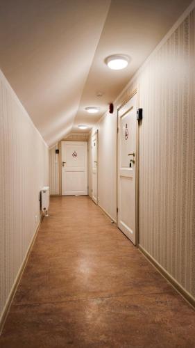 an empty hallway with a white door and a long corridor at Paide Kesklinna kodumajutus in Paide