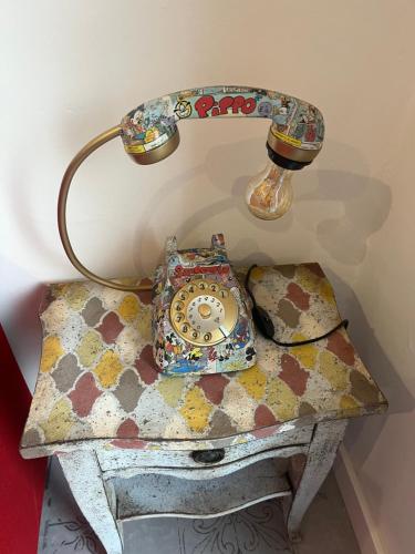 a lamp sitting on top of a table at Estilenuevo Fashion Rooms in Druento
