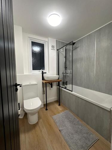 une salle de bain avec toilettes, baignoire et lavabo dans l'établissement House-Sleeps8-Parking-Garden, à Leeds