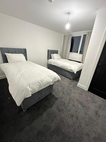 une chambre avec deux lits et une fenêtre dans l'établissement House-Sleeps8-Parking-Garden, à Leeds