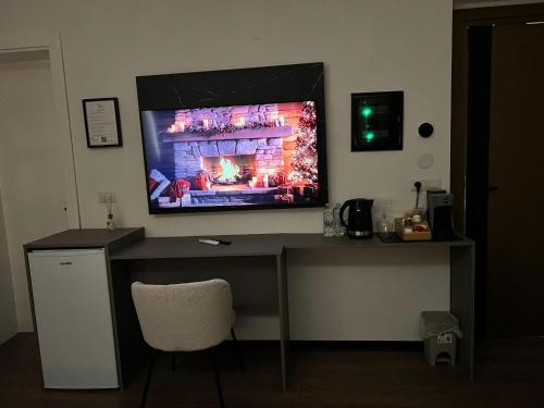 a desk with a television on top of it at Brianza Home in Giussano
