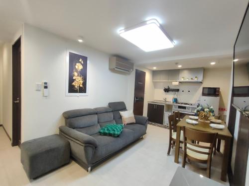 a living room with a couch and a table and a kitchen at promotion 12全新装修 3室1厅2浴室2卫生间 设施齐全 最大7人 3 rooms 1dining room 2 bathrooms 2toilets Max 7P 免费无线网络 in Tokyo