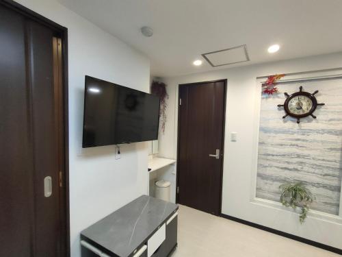 a room with a flat screen tv on a wall at promotion 12全新装修 3室1厅2浴室2卫生间 设施齐全 最大7人 3 rooms 1dining room 2 bathrooms 2toilets Max 7P 免费无线网络 in Tokyo