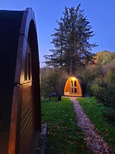 a dome tent in a yard with a pathway leading to it at Pods Alte Schule in Elchweiler