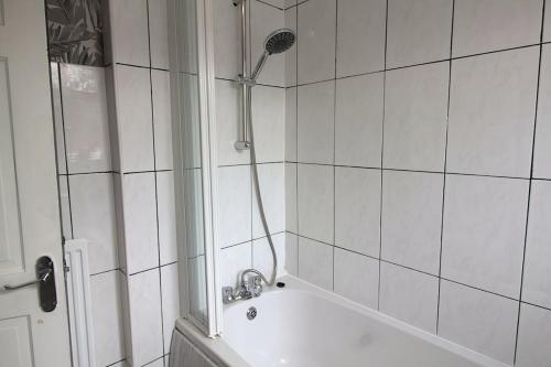Ένα μπάνιο στο Egton St - Stylish house with parking, near town!