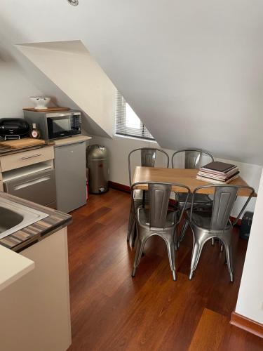 une cuisine avec une table et quatre chaises dans l'établissement 2 pièces de 46 m2 en plein cœur de Nantes, à Nantes