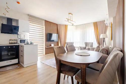 A kitchen or kitchenette at Deluxe King Suite MAI21