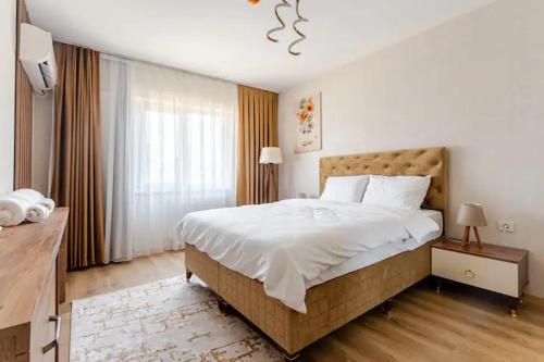 A bed or beds in a room at Deluxe King Suite MAI21