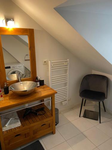 une salle de bain avec un lavabo, un miroir et une chaise dans l'établissement 2 pièces de 46 m2 en plein cœur de Nantes, à Nantes