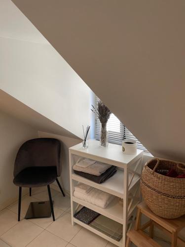 Cette chambre comprend une table blanche et une chaise. dans l'établissement 2 pièces de 46 m2 en plein cœur de Nantes, à Nantes