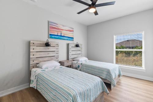 Giường trong phòng chung tại Sea Star 3 bedroom 2 bath BBQ