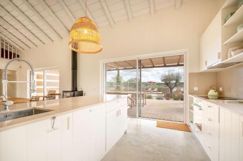 GuestReady - Charming House in Comportaにあるキッチンまたは簡易キッチン