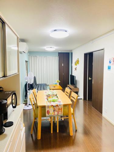 a kitchen and dining room with a table and chairs at Umeda Yodogawa Cozy Home A 步行到JR站5分钟 大阪梅田1站 新大阪2站 京都 神户直达 USJ地铁25分钟 in Osaka