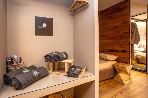 WHISPERING PINES LODGE Mountain view apartment with ski-in access photo 3