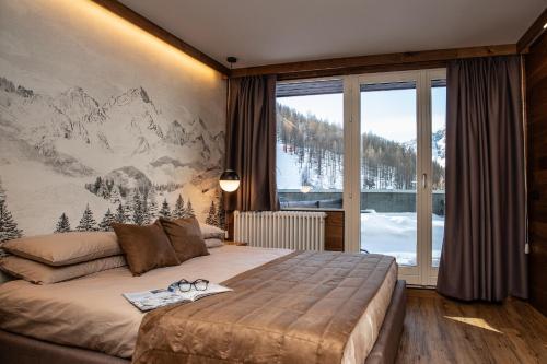 WHISPERING PINES LODGE Mountain view apartment with ski-in access photo 2