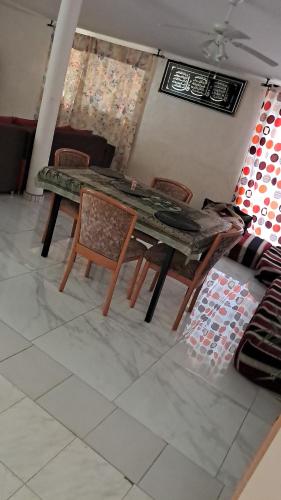 Zona d'estar a Apparemment à Saly