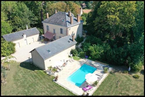 une vue aérienne d'une maison avec piscine dans l'établissement La charmeraie, à Rouffignac-Saint-Cernin-de-Reilhac