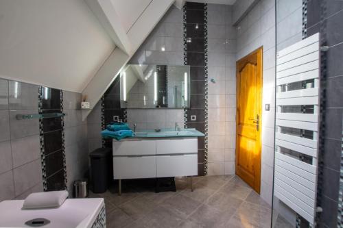 une salle de bain avec un lavabo et un miroir dans l'établissement Le pech 4, à Badefols-sur-Dordogne