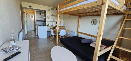 Cette petite chambre comprend des lits superposés et une cuisine. dans l'établissement Studio avec vue magnifique au Corbier pied des pistes, à Villarembert