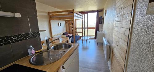 - une salle de bains avec lavabo dans une petite maison dans l'établissement Studio avec vue magnifique au Corbier pied des pistes, à Villarembert