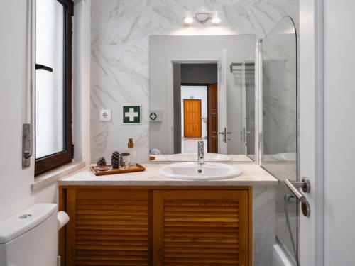 un baño con lavabo y espejo en Soltroia Beach River & Golf, en Grândola