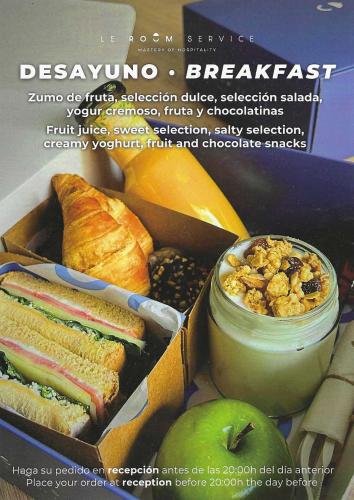 Eine Werbung für eine Lunchbox mit Sandwiches und einem Glas Essen in der Unterkunft Holiday Rentals Tempa Museo in Sevilla