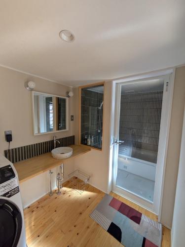 a small bathroom with a sink and a window at Kintsugi House Tajimi in Tajimi