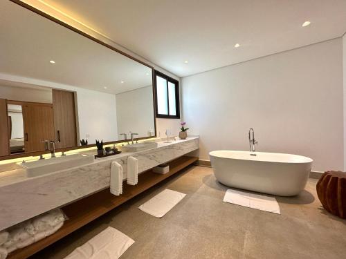 Um banheiro em Lake Vilas Charm Hotel & SPA