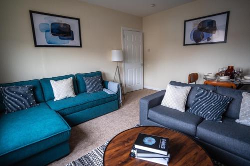 Et opholdsområde på 2 BDR Flat At Caledonia Luxe Stays Short Lets & Serviced Accommodation Shotts