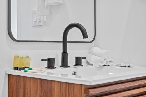 Un mostrador de baño con un lavabo y un espejo. en 921 Apartment 4, en Fort Lauderdale