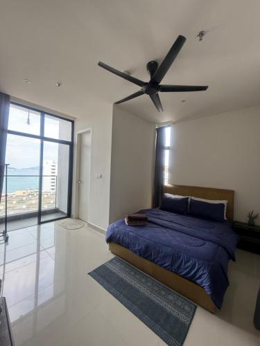 a bedroom with a bed and a ceiling fan at MMJ Homesuite @ The Shore in Kota Kinabalu