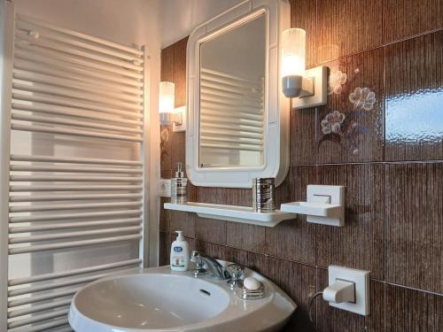 un baño con lavabo y espejo en Casa Teresina Country House, en Alfiano Natta