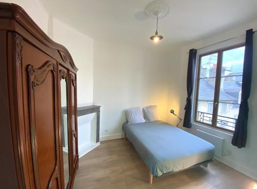 une chambre avec un lit et une fenêtre dans l'établissement FLOYDFLAT'S pau appartement place historique Pau 2 pas chateau, à Pau