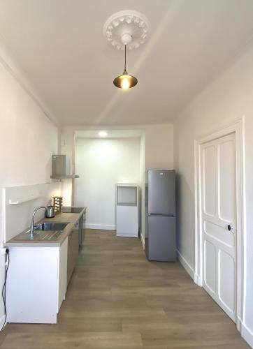 une cuisine vide avec évier et réfrigérateur dans l'établissement FLOYDFLAT'S pau appartement place historique Pau 2 pas chateau, à Pau
