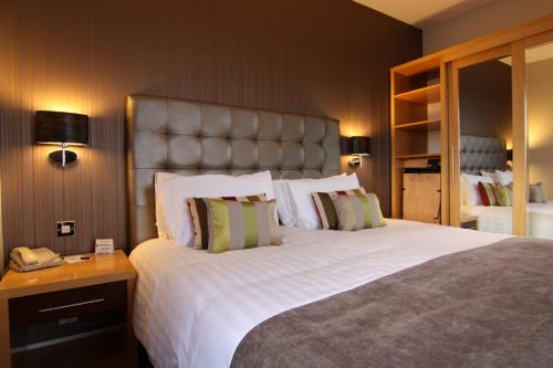 
a hotel room with a bed and two lamps at City Hotel in Derry Londonderry
