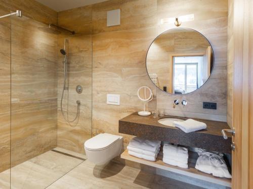 Bilik mandi di Hotel Schranz - Ski In & Ski Out