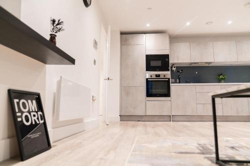 Luxury 2 Bed Penthouse with Stunning Views in Manchester City Centreにあるキッチンまたは簡易キッチン