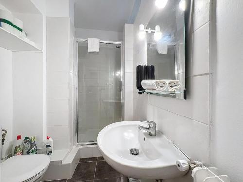 un bagno bianco con lavandino e doccia di Hyper-centre apartment Treille 29 a Clermont-Ferrand
