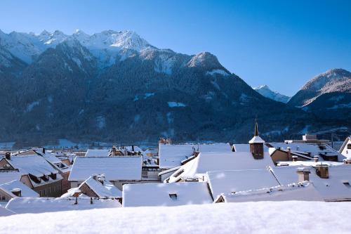ブルーデンツにあるCenter Apartments Bludenzの山々を背景に雪に覆われた町
