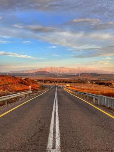 an empty road in the middle of the desert at דצ'א - Дача - Dacha in El-Rom