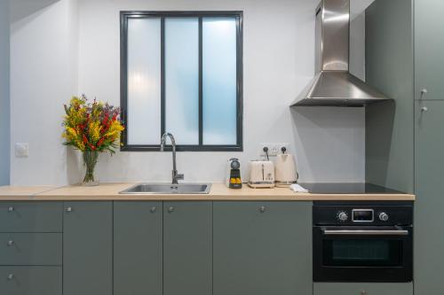 NEW - Designer Flat for 4 pp