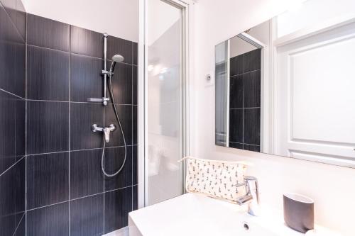 une salle de bain avec une douche, un lavabo et un miroir dans l'établissement NEW - Designer Flat for 4 pp, à Paris