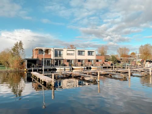 Výhled na řeku, která protéká v blízkosti hotelu