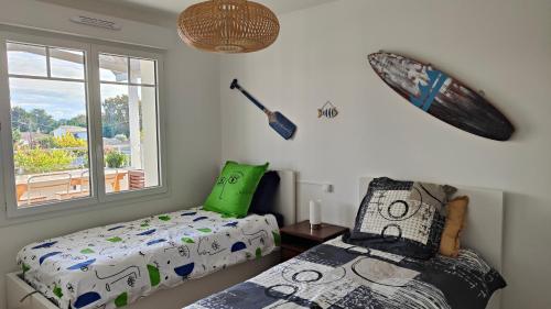 une chambre avec un lit et une fenêtre dans l'établissement Magnifique appartement climatisé 70 m2, Grande terrasse 42 m2, classé 4 étoiles, à Andernos-les-Bains