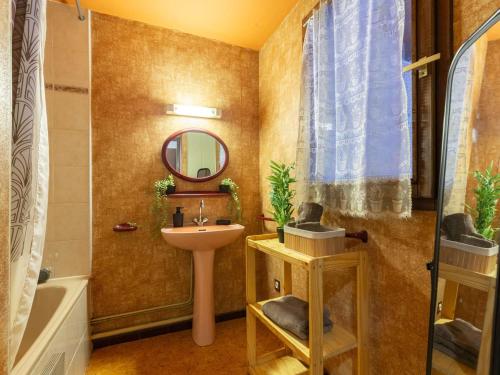 une salle de bain avec un lavabo et un miroir dans l'établissement Appartement duplex 8 pers, centre Saint-Lary-Soulan, proche Thermes et télécabine - FR-1-296-245, à Saint-Lary-Soulan