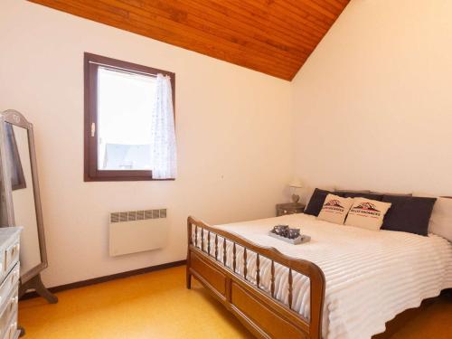 une chambre avec un lit et une fenêtre dans l'établissement Appartement duplex 8 pers, centre Saint-Lary-Soulan, proche Thermes et télécabine - FR-1-296-245, à Saint-Lary-Soulan