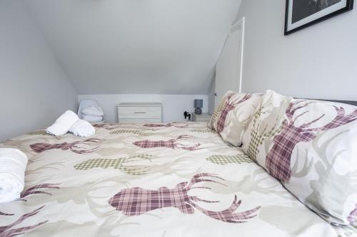 Postel nebo postele na pokoji v ubytování Cosy 1 bed in Rothes-Ideal for Whisky enthusiasts