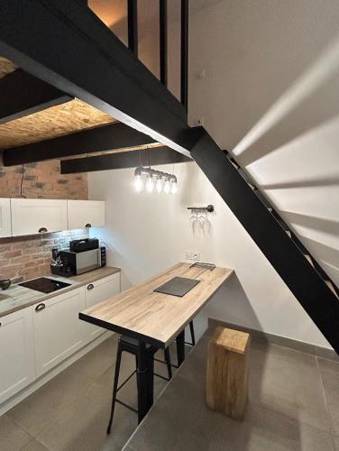 - une cuisine avec une table en bois dans l'établissement Charming Duplex - Agen Centre, à Agen